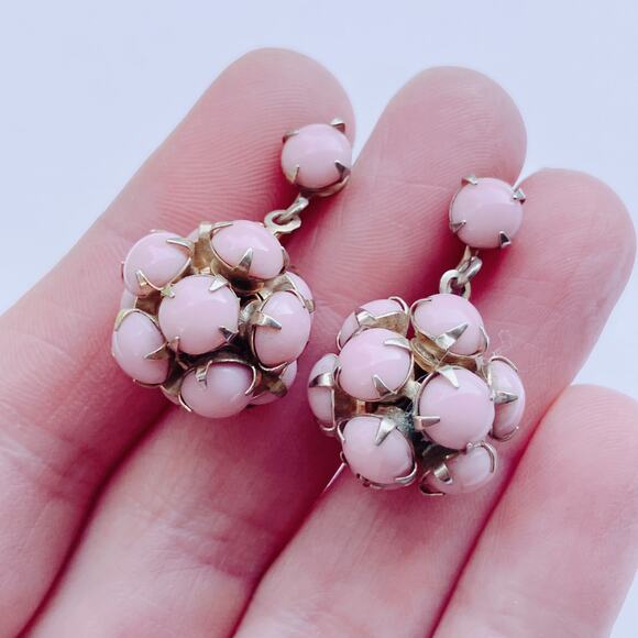 VTG 50s Pink Milk Glass Cluster Earrings Screwback Mid Century Moonglow Style - Picture 2 of 7